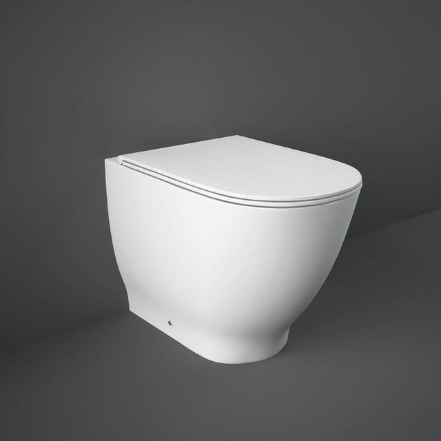 Sanitario WC Moderno Monoblocco con Sedile Ammortizzato - Bianco Lucido - Hudson Reed x RAK Moon on Productcaster.