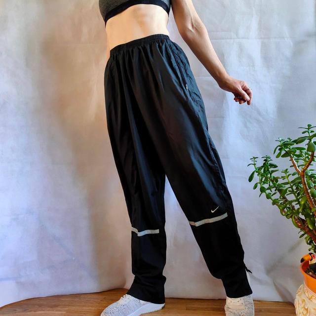 Nike Women's Sweatpants - Black - 24" on Productcaster.