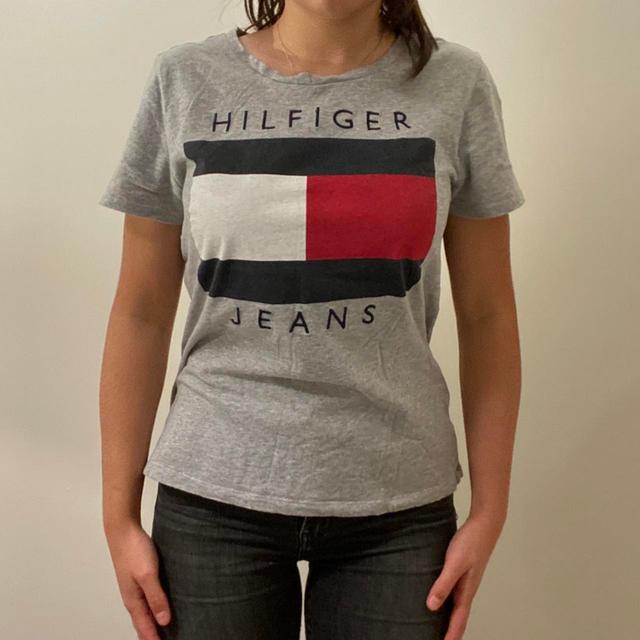 Tommy Hilfiger Women's T-shirt - Grey - M on Productcaster.