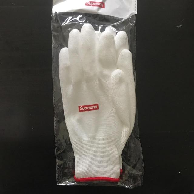 Supreme Men's Gloves - White on Productcaster.