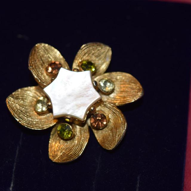 Vintage Women's Brooch - Gold on Productcaster.