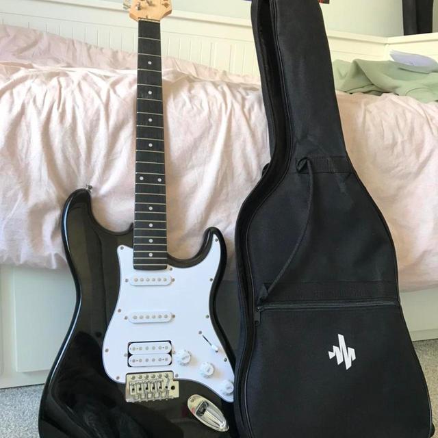 Guitars and accessories - Black/White on Productcaster.