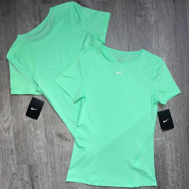 Nike Women's T-shirt - Green - XS on Productcaster.