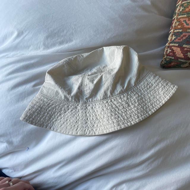 UNIQLO Women's Hat - Cream/White on Productcaster.