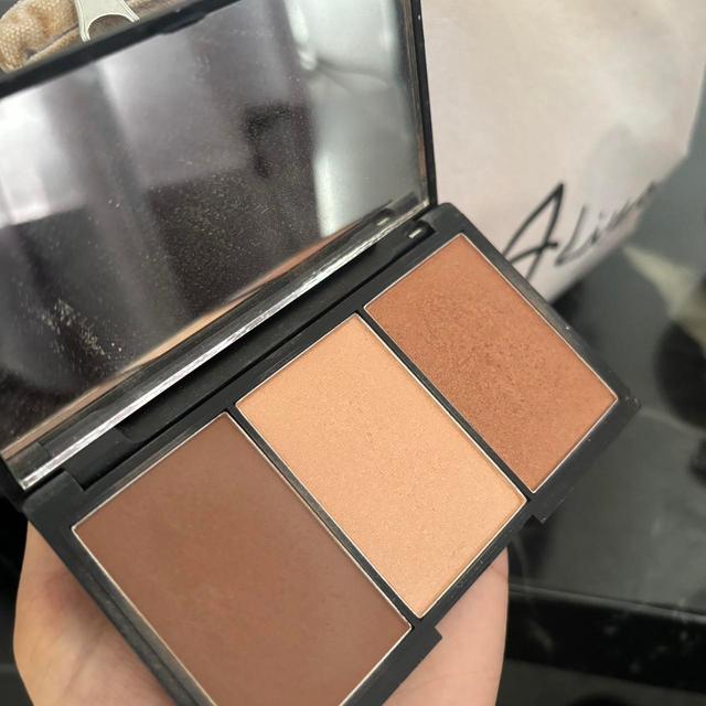 Sleek Bronzer and contour - Brown on Productcaster.