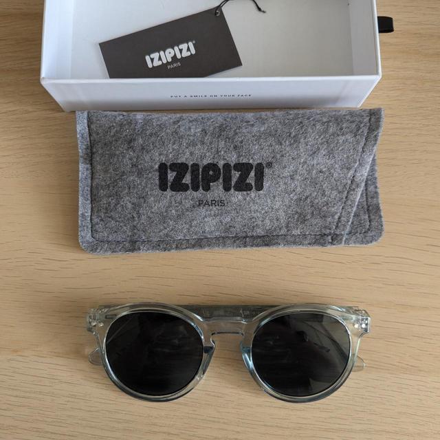 Izipizi Men's Round Sunglasses - White/Blue on Productcaster.