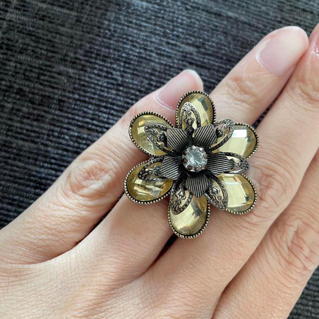 Vintage Women's Ring - Silver/Yellow on Productcaster.