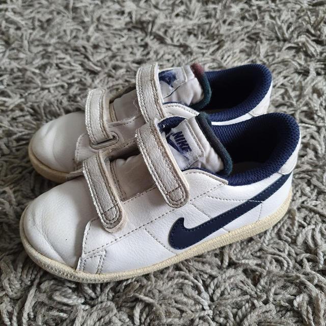 Nike Kids' Trainers - White/Navy - 9-9.5 on Productcaster.