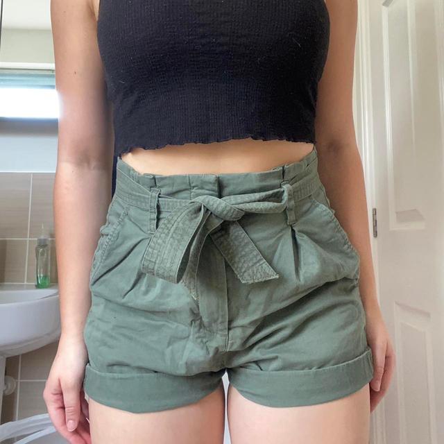 H&M Women's Shorts - Khaki - UK 10 on Productcaster.