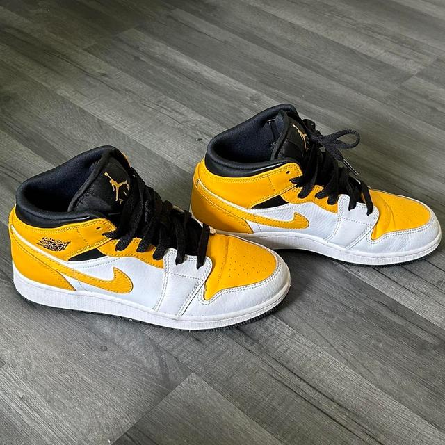 Nike Women's Trainers - Yellow/White - UK 4.5 on Productcaster.