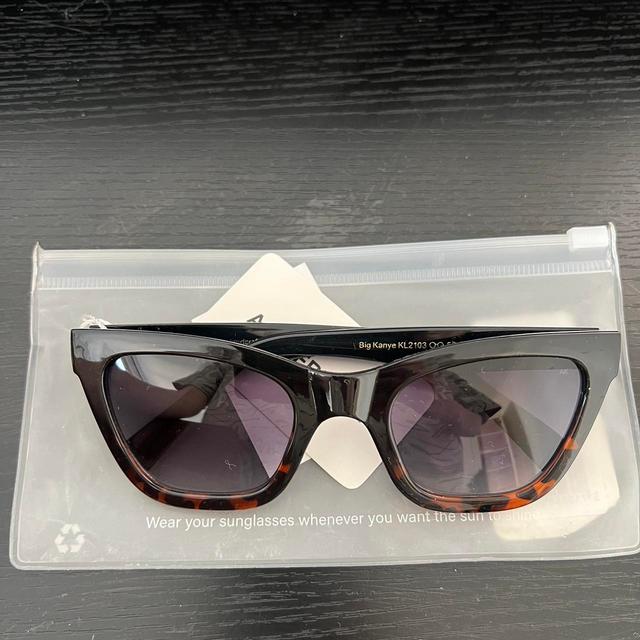 Urban Outfitters Women's Sunglasses - Brown/Black on Productcaster.