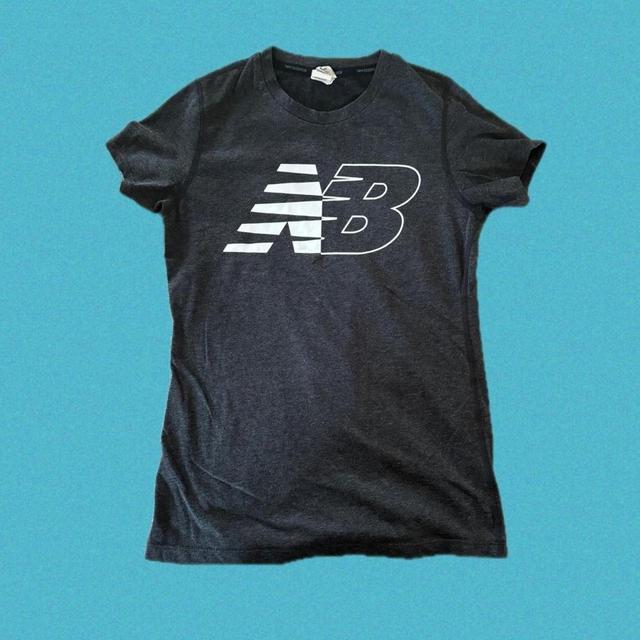 New Balance Women's T-shirt - Grey/White - XS on Productcaster.