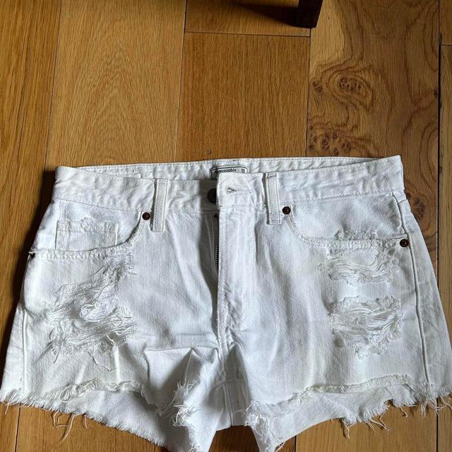 Abercrombie & Fitch Women's Shorts - White - UK 8 on Productcaster.