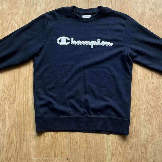 Champion Men's Sweatshirt - Navy - M on Productcaster.