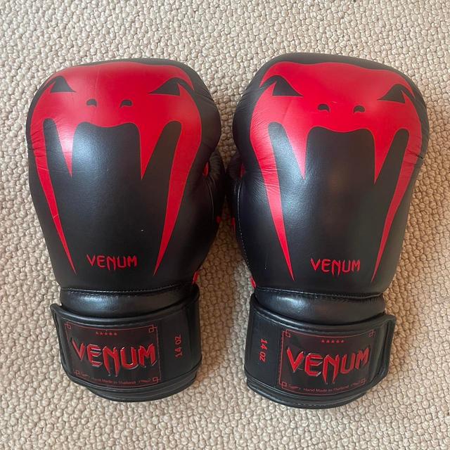 Venum Fitness - Black/Red on Productcaster.