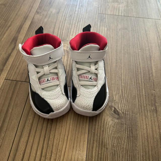 Jordan Kids' Baby shoes - White on Productcaster.