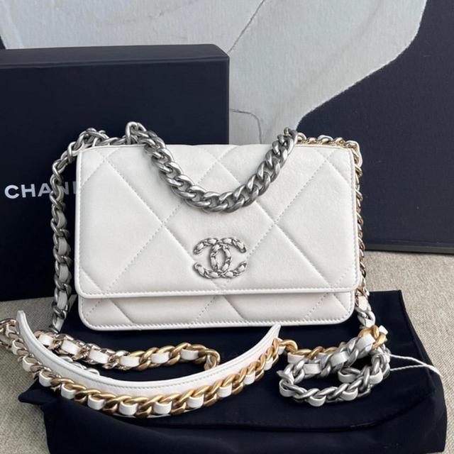 Chanel Women's Shoulder bags - White on Productcaster.