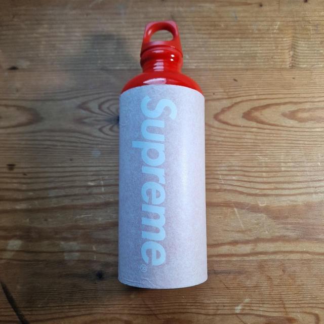 Supreme Dinnerware - White/Red on Productcaster.