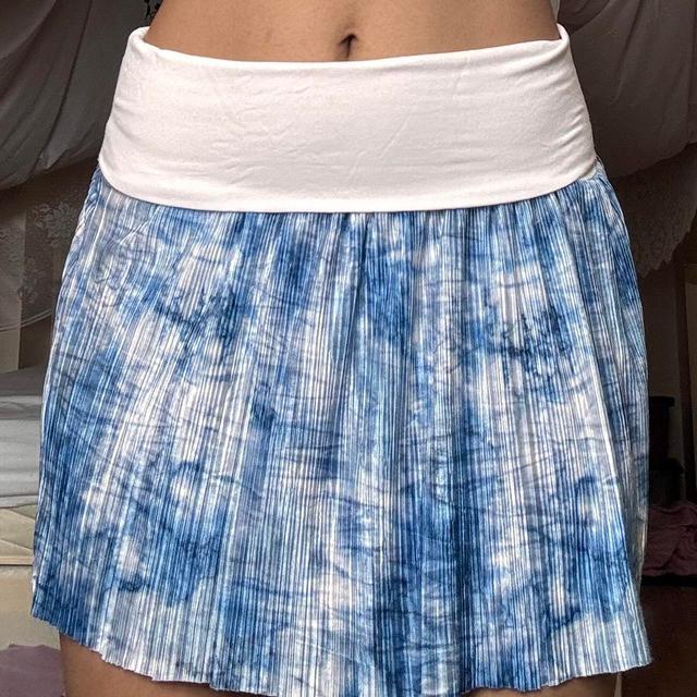 Preloved Women's Holiday Skirt - White/Blue - UK 10 on Productcaster.