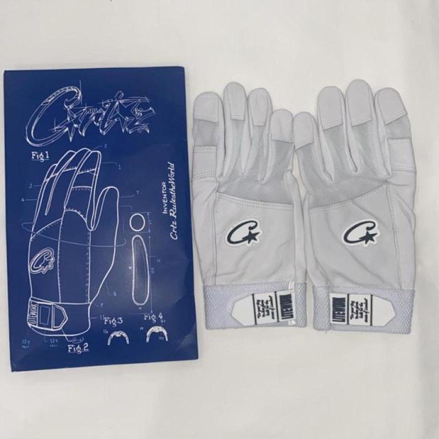 Corteiz Men's Gloves - White/Grey on Productcaster.