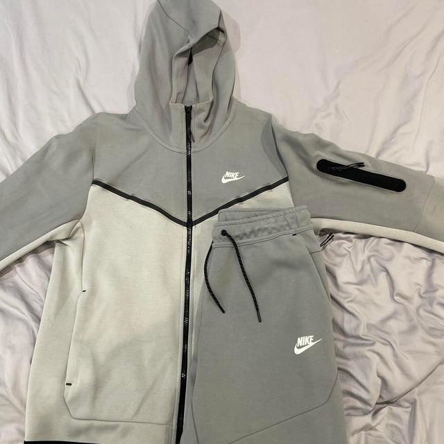 Nike Men's Hoodie - Grey - M on Productcaster.