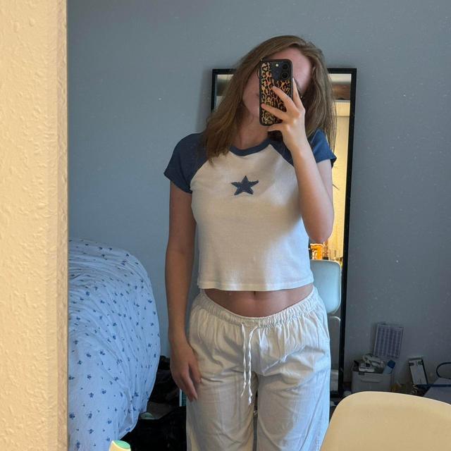 Pull&Bear Women's Crop top - White/Blue - 8 on Productcaster.