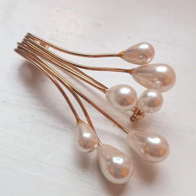 Napier Women's Brooch - White/Gold on Productcaster.