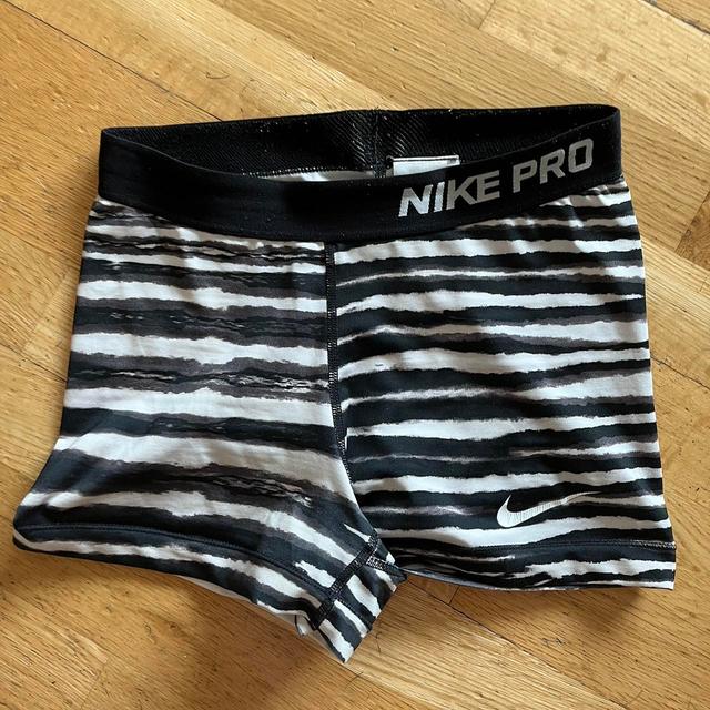 Nike Women's Shorts - Multi/Black - S on Productcaster.