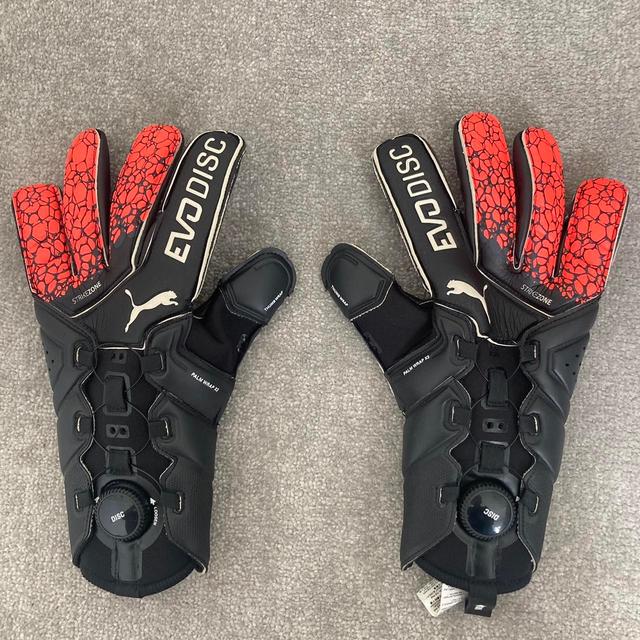 Puma Men's Gloves - Black/Red on Productcaster.