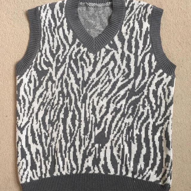 Unique Vintage Men's Vest - Grey/White - M on Productcaster.