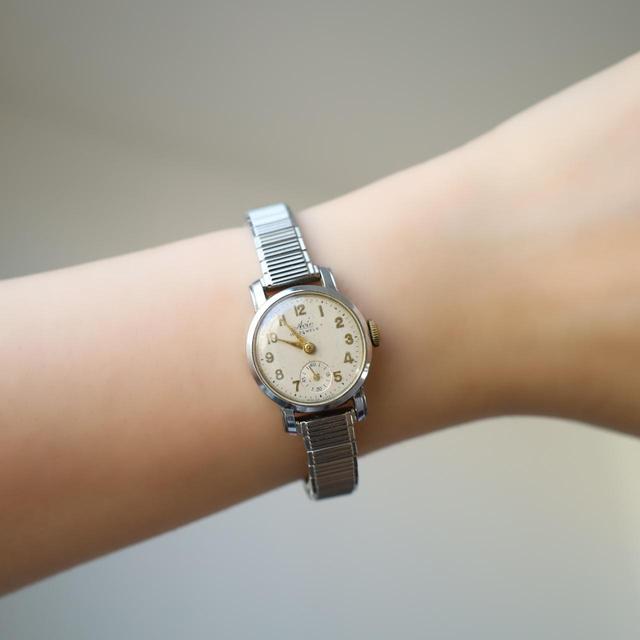 Vintage Women's Analogue Watch - Silver on Productcaster.