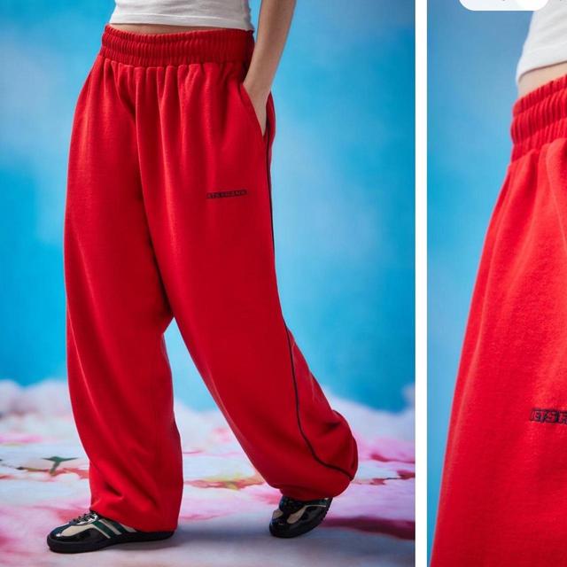 iets frans... Women's Sweatpants - Red - M on Productcaster.