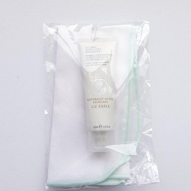 Liz Earle Cleanser and exfoliant - Yellow/White on Productcaster.