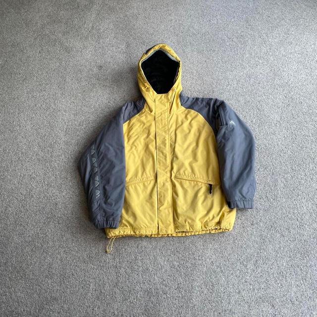 Nike ACG Men's Lightweight Jacket - Yellow - L on Productcaster.