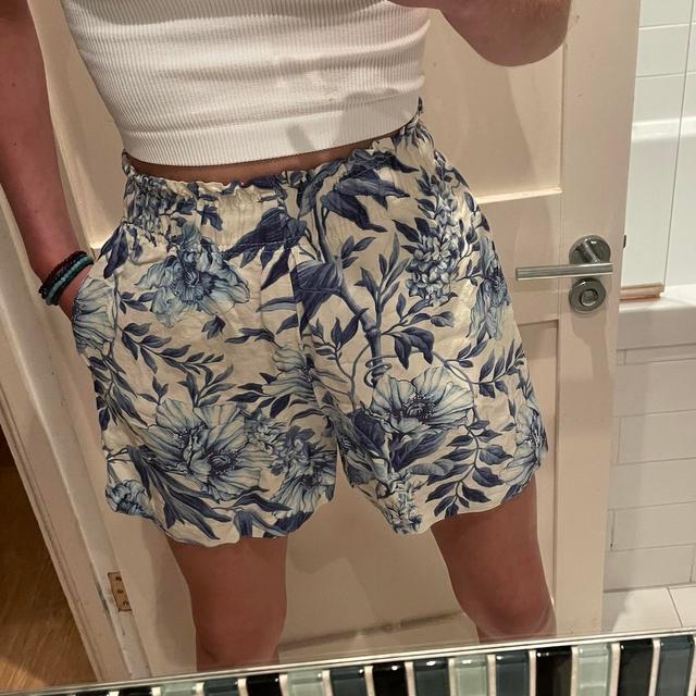 H&M Women's Shorts - Blue/White - XS on Productcaster.