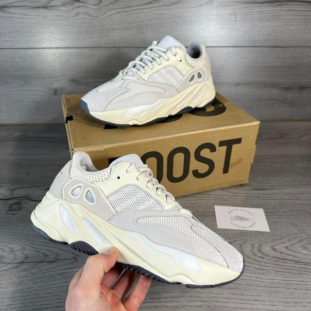 Yeezy Women's Trainers - White - UK 6 on Productcaster.