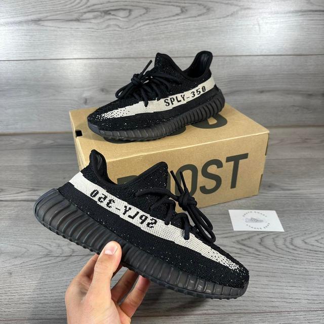 Yeezy Women's Trainers - Black/White - UK 6 on Productcaster.