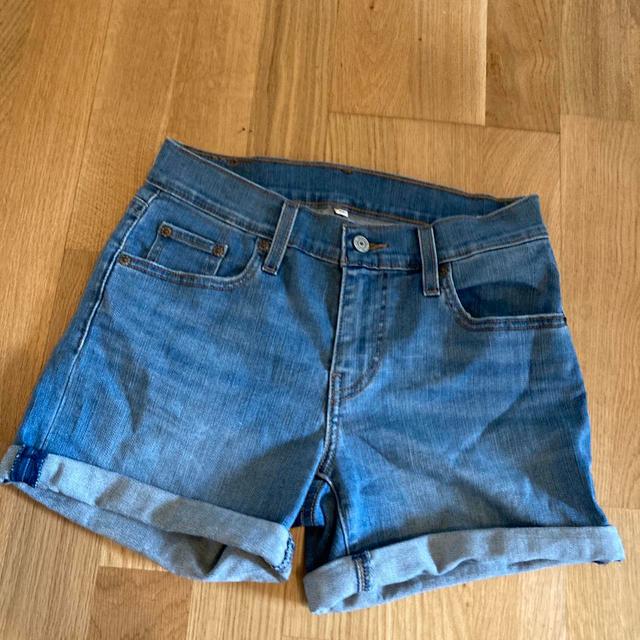 Levi's Women's Shorts - Blue - 26" on Productcaster.