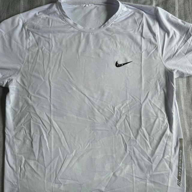 Nike Men's T-shirt - White - L on Productcaster.