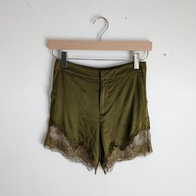 H&M Women's Shorts - Green - 32" on Productcaster.