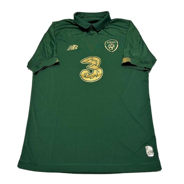 New Balance Women's T-shirt - Green/Gold on Productcaster.