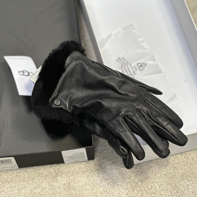 UGG Women's Gloves - Black on Productcaster.