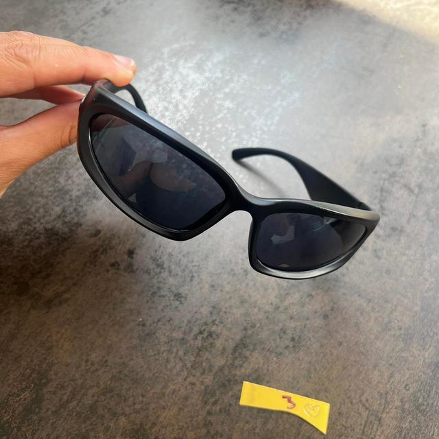 Women's Round Sunglasses - Black on Productcaster.