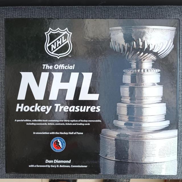 NHL Book - Black/White on Productcaster.