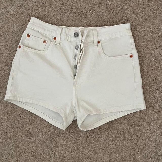 Levi's Women's Shorts - White - 24" on Productcaster.