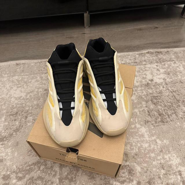 Yeezy Men's Trainers - Cream - UK 9 on Productcaster.