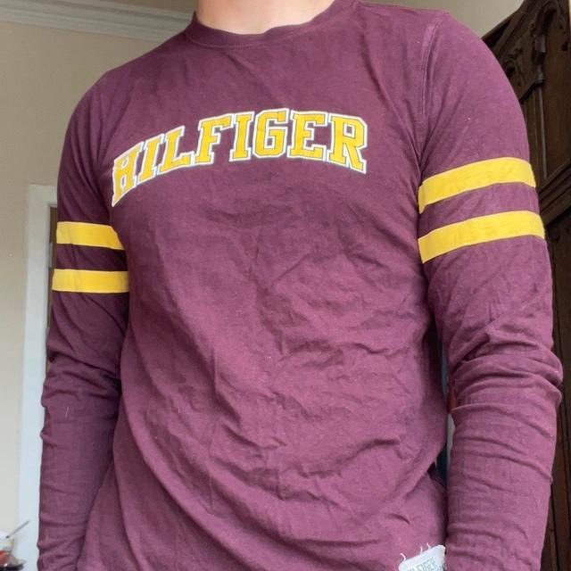 Tommy Hilfiger Men's T-shirt - Burgundy/Yellow - M on Productcaster.