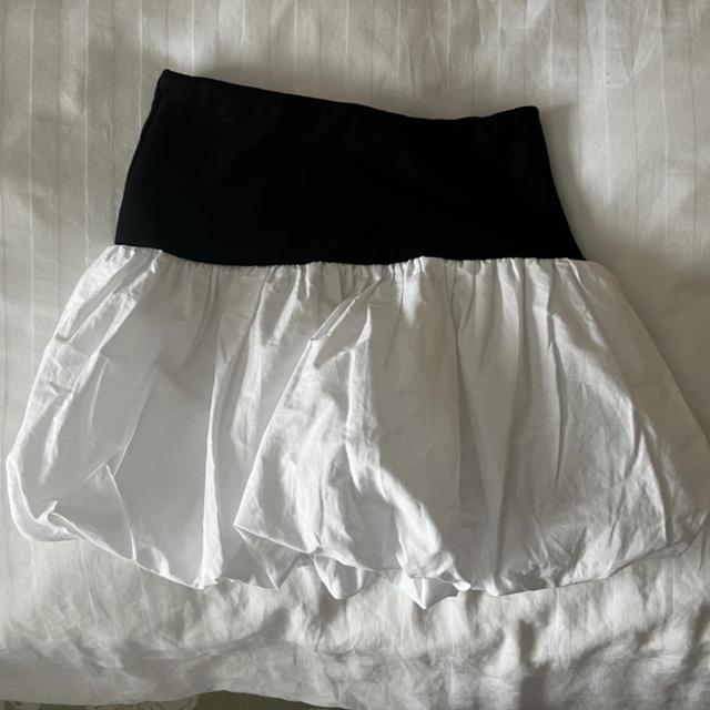 Bershka Women's Mini Skirt - White/Black - UK 4 on Productcaster.