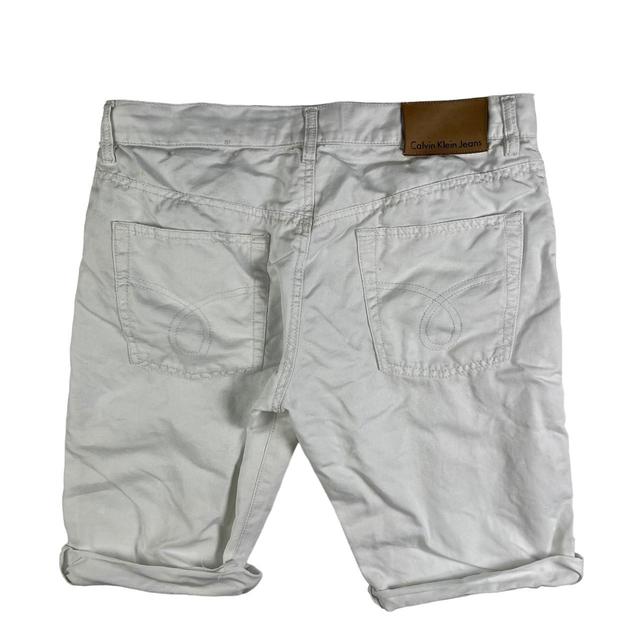 Calvin Klein Jeans Women's Shorts - White/Cream - 32" on Productcaster.