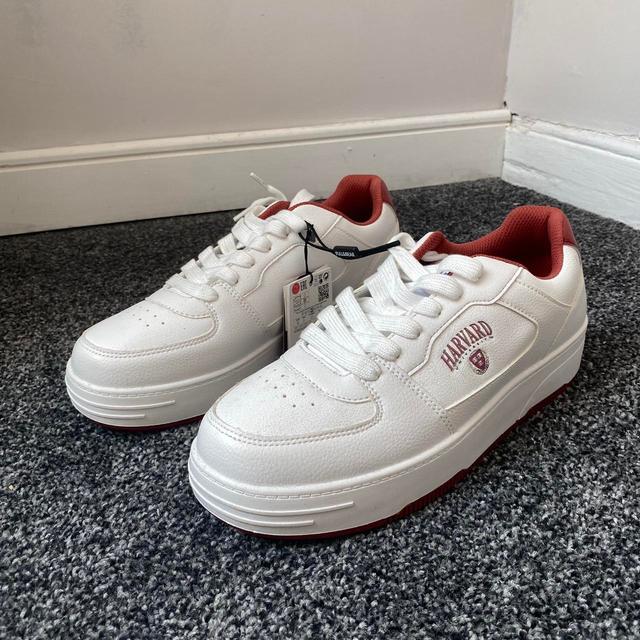 Pull&Bear Men's Trainers - White/Red - UK 8 on Productcaster.